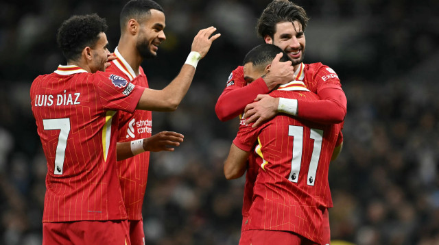 קודי גאקפו חוגג עם שחקני ליברפול (צילום: GettyImages)