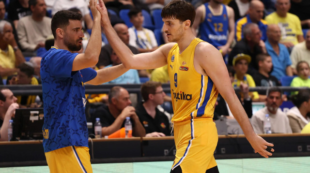 שחקן מכבי תל אביב רומן סורקין עם רפי מנקו (צילום: דני מרון)