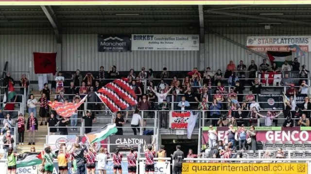 אוהדי קלפטון CFC מניפים דגלי פלסטין (צילום: אתר רשמי, מתוך חשבון ה-X של קלפטון CFC)