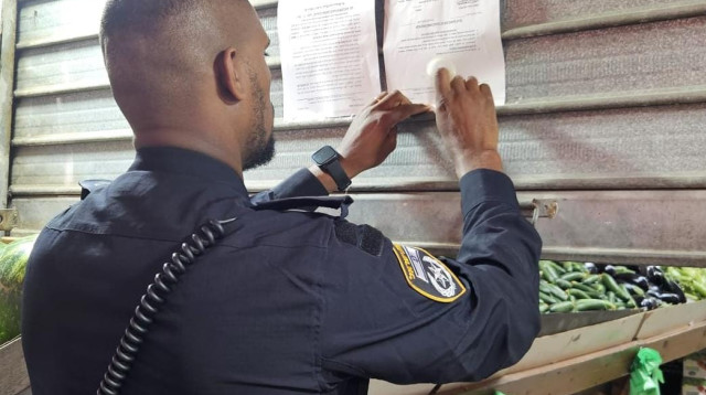 צו סגירה לחנות ירקות ברמת גן  (צילום: דוברות המשטרה)