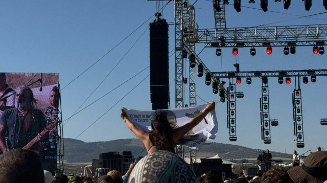 שלטי הנצחה לחללים בפסטיבל ג'נסיס (צילום: גל גביש)