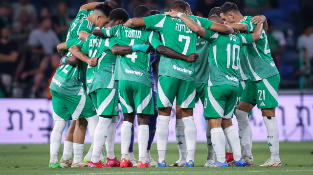 שחקני מכבי חיפה (צילום: מאור אלקסלסי)