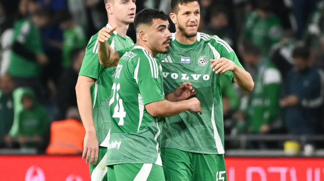 רמי גרשון, אולכסנדר סירוטה, איתן אזולאי, שחקני מכבי חיפה (צילום: ברני ארדוב)