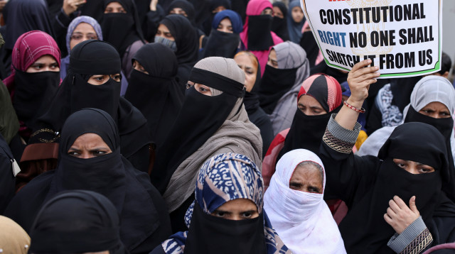 נשים מוחות נגד האיסור על לבישת חיג'אב (צילום: רויטרס)