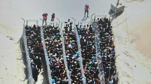 עזתים ממתינים לסיוע ההומניטרי (צילום: רשתות ערביות)