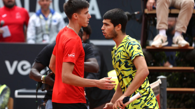 קרלוס אלקראס טניסאי ספרדי עם פביאן מרוז'אן טניסאי הונגרי, מאי 2023 (צילום: GettyImages, Alex Pantling)