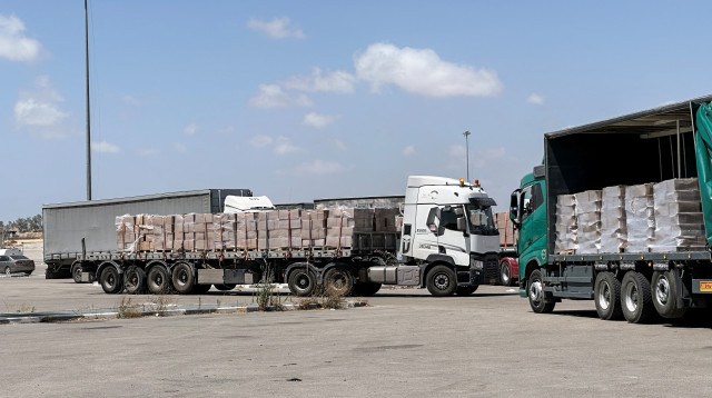 משאיות ממתינות במעבר כרם שלום (צילום: רויטרס)