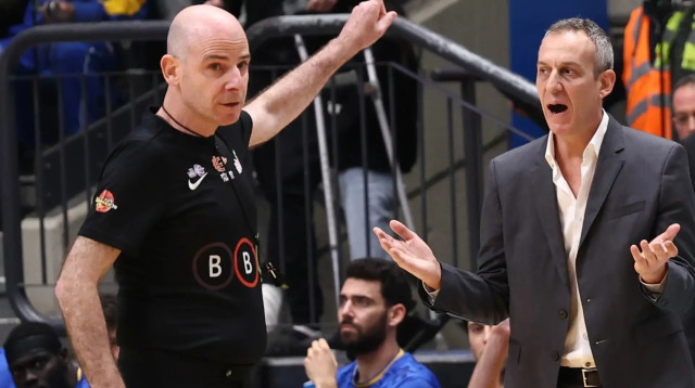 מאמן מכבי תל אביב עודד קטש מוחה בפני השופט צחי הבדלי (צילום: דני מרון)