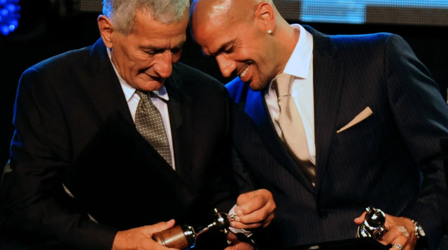 חואן סבסטיאן ורון עם אביו חואן רמון ורון, דצמבר 2014 (צילום: GettyImages, NORBERTO DUARTE/AFP)