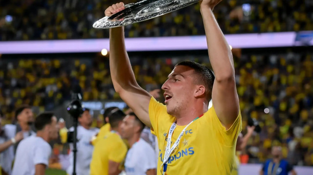 אושר דוידה מכבי תל אביב עם צלחת האליפות (צילום: אריאל שלום)