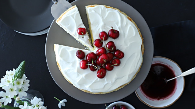 עוגת גבינה בקישוט דובדבנים (צילום: טליה הדר "אשת סטייל")