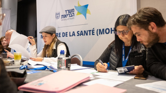 משתתפי כנס MedEx בפריז (צילום: שחר עזרן)