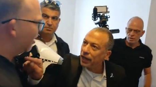 דובר הליכוד מאיים בתלונה במשטרה נגד כתב חדשות 13 אביעד גליקמן (צילום: צילום מסך טוויטר)