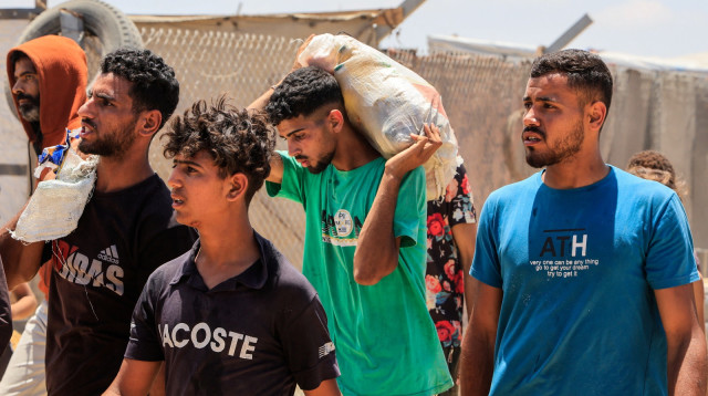 חלוקת סיוע הומניטרי בעזה (צילום: רויטרס)