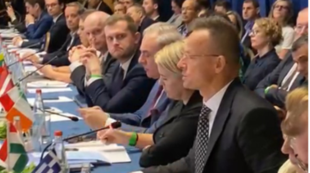 שר החוץ ההונגרי נואם (צילום: צילום מסך)