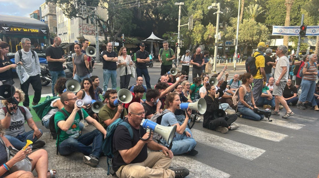 הפגנה וחסימת כבישים בבוגרשוב (צילום: ללא קרדיט)