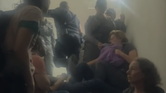 מפגינים קשרו את עצמם מחוץ ללשכת נתניהו במצודת זאב (צילום: צילום מסך)