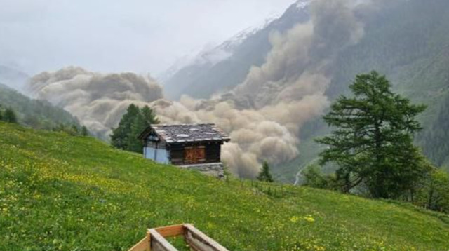 מפולת ענק באלפים בשווייץ (צילום: צילום מסך רשת X)