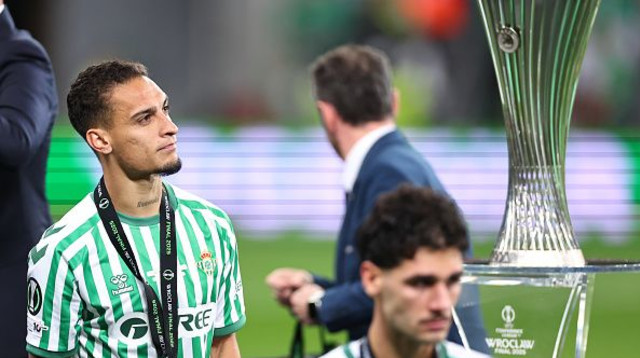 אנטוני במבט מאוכזב על הגביע שהפסיד (צילום: Robbie Jay Barratt - AMA)