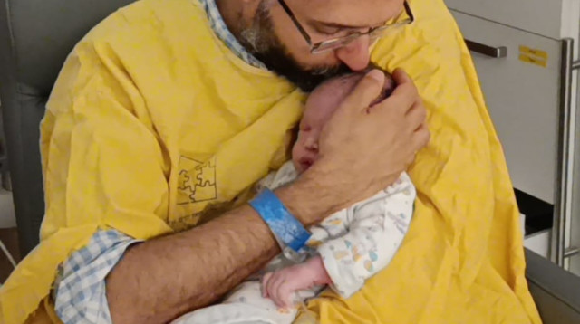 התינוק רביד חיים הי"ד עם אביו חננאל (צילום: באדיבות המשפחה)
