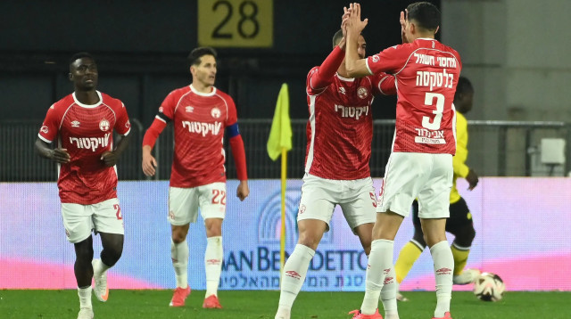 מתן בלטקסה שחקן הפועל באר שבע חוגג שער עם אור בלוריאן (צילום: ברני ארדוב)