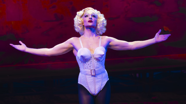 פריסילה מלכת המדבר בהבימה (צילום: חנן אסור)