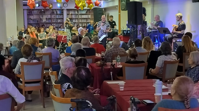 המשתתפים בטקס "כוכב הזהב" בבית גיל הזהב ת"א. ערב שלא יישכח במהרה (צילום: טל שובל)