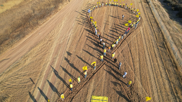 סמל החטופים בשער הנגב  (צילום: אחים ואחיות לישראל - החמ"ל האזרחי)