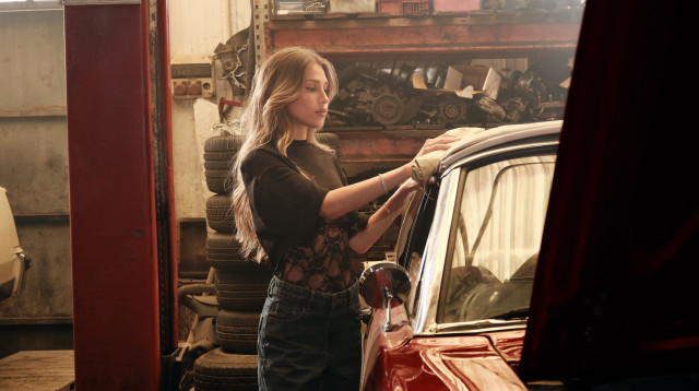 אור זוארץ בצילומי קולקציה חדשה לרנואר (צילום: עדי שנפיק)