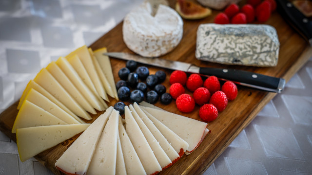 מגש גבינות לחג שבועות (צילום: נתי שוחט, פלאש 90)