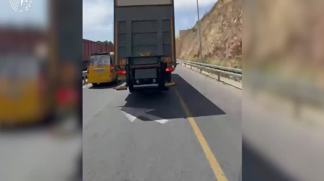 המשאית שהמשטרה עצרה (צילום: דוברות המשטרה)