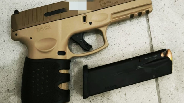 אקדח טאורוס שנתפס אצל החשודים (צילום: דוברות המשטרה)