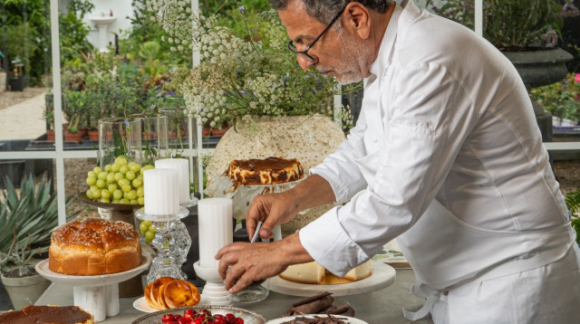 שף חיים כהן עם קולקציית שבועות של "פיצי" (צילום: אלון ולנסי)