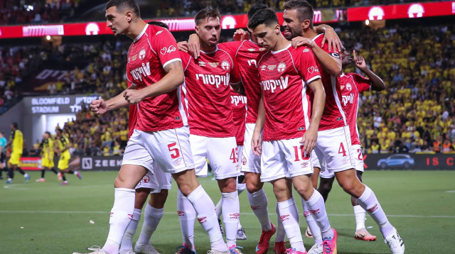 דן ביטון ושחקני הפועל באר שבע (צילום: מאור אלקסלסי)