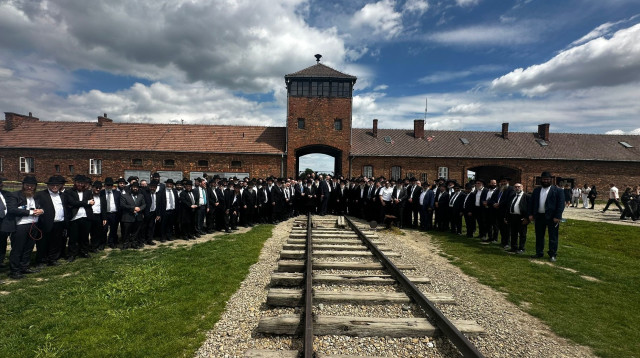 כינוס הרבנים במחנה אושוויץ (צילום: ג'וש ארונסון)