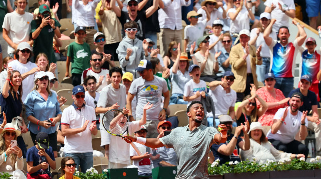 ארתור פיס טניסאי צרפתי חוגג עם האוהדים (צילום: רויטרס)