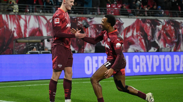 לואיס אופנדה עם בנימין ששקו שחקני ר.ב. לייפציג חוגגים (צילום: רויטרס)