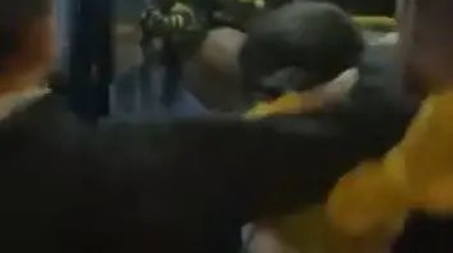 אירוע אלימות אחרי גמר הגביע: אוהדי בית"ר ירושלים מתעמתים עם נהג אוטובוס (צילום: תיעוד ברשתות חברתיות לפי סעיף 27 א' לחוק זכויות יו)