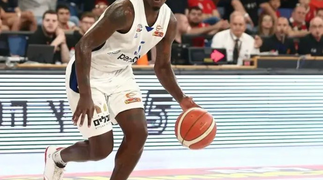 דשון פרנסיס והרצליה ינסו לעצור את רמת גן (צילום: אודי ציטיאט)