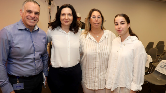 ‎⁨מימין לשמאל- אגם ברגר ואימה מירב, אירינה נבזלין, עודד רביבי (צילום: איציק בירן)