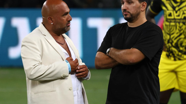 אלמוג כהן מנהל מקצועי בית"ר ירושלים עם הבעלים ברק אברמוב, גמר גביע המדינה 2025 (צילום: דני מרון)