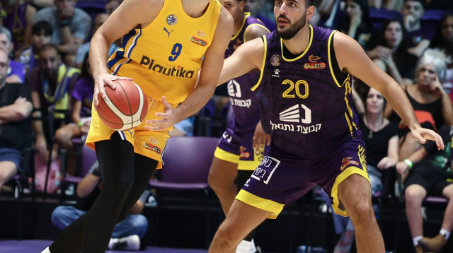 רומן סורקין מכבי תל אביב לצד עידן זלמנסון הפועל חולון (צילום: דני מרון)