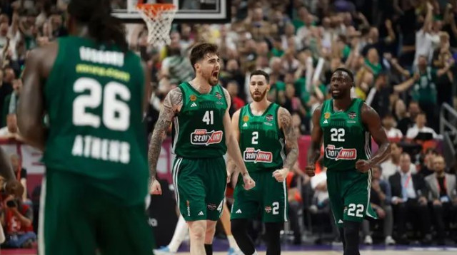 הרננגומס ושחקני פנאתינייקוס נלהבים (צילום: GettyImages, ODD ANDERSEN/AFP)