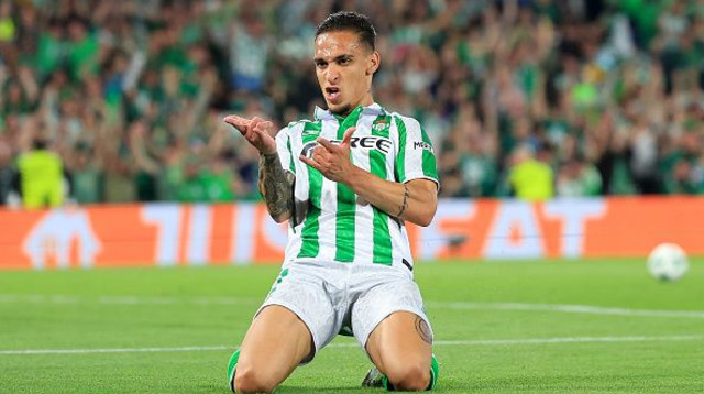 אנטוני חוגג במדי ריאל בטיס (צילום: Fran Santiago - UEFA)