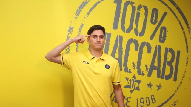 בן לדרמן במעמד החתימה במכבי תל אביב (צילום: אתר רשמי, מכבי תל אביב)