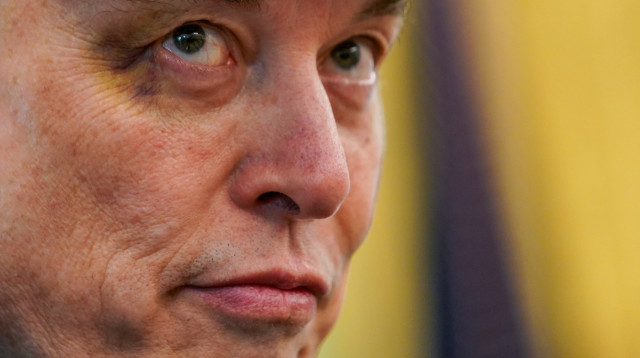 אלון מאסק מציג: עין כחולה ונפוחה (צילום: רויטרס)