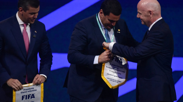 ג'אני אינפנטינו נשיא פיפ"א עם רוברט הריסון נשיא התאחדות הכדורגל של פרגוואי (צילום: GettyImages, DANIEL DUARTE/AFP)