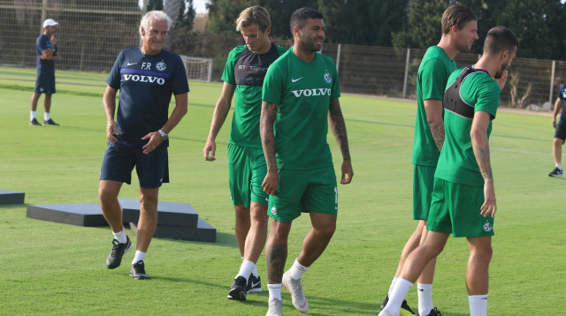 קאיו מכבי חיפה עם אטיין ריינן פרד רוטן (צילום: שלומי גבאי)