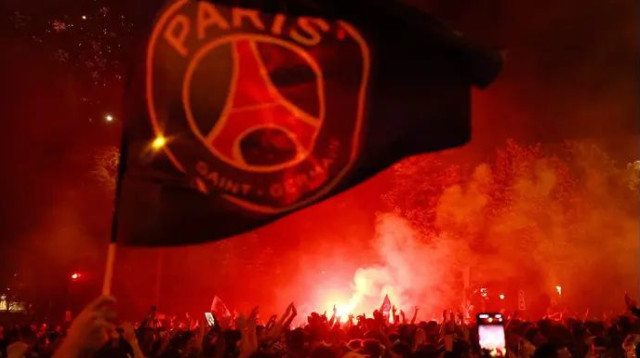 תמונות מדאיגות. אוהדי פ.ס.ז' ברחובות פריז (צילום: רויטרס)