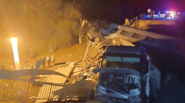 גשר קרס לתוך רכבת נוסעת ברוסיה (צילום: רויטרס)